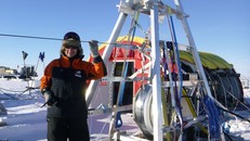 Nhóm nghiên cứu dùng máy khoan nước nóng để khoan xuyên qua lớp băng dày ngăn cách hố đại dương với các cơn gió và không khí ở nhiệt độ đóng băng bên trên. 