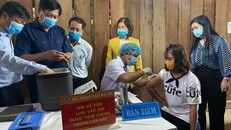 Thứ trưởng Đỗ Xuân Tuyên kiểm tra việc tiêm chủng tại xã Quang Hoà, huyện Đắk Glong, tỉnh Đắk Nông. Ảnh: Bộ Y tế.