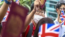 Anh tuyên bố sẽ hỗ trợ công dân Hong Kong có hộ chiếu hải ngoại Anh, bao gồm cả vợ hoặc chồng và con của họ, được phép định cư và cấp quốc tịch.