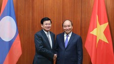 Thủ tướng Nguyễn Xuân Phúc và Thủ tướng Lào Thongloun Sisoulith. Ảnh: VGP