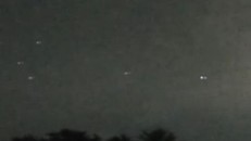 Hình ảnh những vật thể không xác định màu trắng xuất hiện trên bầu trời Houston.