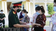 Trao giấy chứng nhận hoàn thành thời gian cách ly theo dõi COVID-19 cho các công dân tại tỉnh Hoà Bình. (Ảnh: Trọng Đạt/TTXVN)