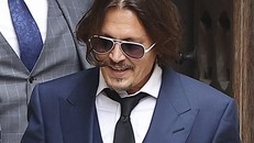 Johnny Depp vui vẻ rời phiên tòa.