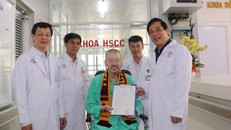 Đại diện Bộ Y tế và BV Chợ Rẫy trao giấy ra viện cho BN91 ngày 11/7.