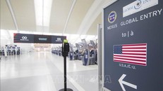 Cảnh vắng vẻ tại khu vực làm thủ tục dành cho hành khách đi Mỹ ở sân bay quốc tế Pearson, Toronto, Canada ngày 18/4/2020. Ảnh: THX/ TTXVN