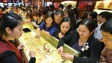 Giao dịch vàng tại Bảo Tín Minh Châu. (Ảnh: PV/Vietnam+)