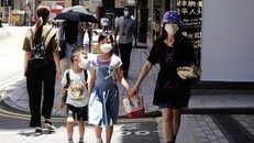 Người dân đeo khẩu trang phòng COVID-19 tại Hong Kong, Trung Quốc ngày 17/7/2020. (Ảnh: THX/TTXVN)