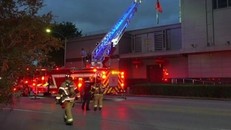 Lính cứu hỏa Mỹ xuất hiện bên ngoài lãnh sự quán Trung Quốc, sau khi có tin hoạt động đốt tài liệu diễn ra bên trong. (Nguồn: Twitter)