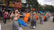 Biểu diễn đường phố trong Festival Huế. 
