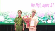 Thượng tướng Lê Quý Vương, Ủy viên TƯ Đảng, Thứ trưởng Bộ Công an trao Quyết định bổ nhiệm chức vụ Giám đốc CATP Hà Nội đối với Thiếu tướng Nguyễn Hải Trung