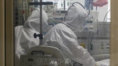 Nhân viên y tế chăm sóc bệnh nhân mắc COVID-19 tại một bệnh viện ở Daegu, Hàn Quốc ngày 18/3/2020. Ảnh: Yonhap/TTXVN