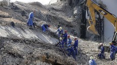 Nhân viên cứu hộ đến từ Nga tìm kiếm nạn nhân dưới đống đổ nát sau vụ nổ ở Beirut, Liban, ngày 7/8/2020. (Ảnh: AFP/TTXVN)