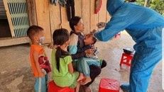 Các cán bộ cho trẻ em uống vaccine phòng bệnh bạch hầu