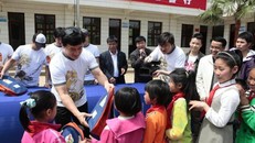 30 năm trở lại đây, ngôi sao võ thuật tích cực tham gia các hoạt động từ thiện.