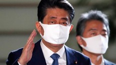Thủ tướng Nhật Bản Shinzo Abe đeo khẩu trang tại nơi ở của mình ở Tokyo, Nhật Bản, ngày 28/8. (Ảnh: Reuters)