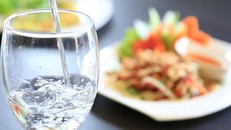 Thói quen uống nước sai lầm