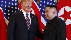 Tổng thống Mỹ Donald Trump và Chủ tịch Triều Tiên Kim Jong-un gặp gỡ trong hội nghị thượng đỉnh lần thứ hai. (Ảnh: AP)