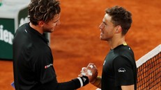 Thiem chúc mừng Schwartzman sau trận. Ảnh: Reuters.