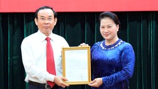 Chủ tịch Quốc hội Nguyễn Thị Kim Ngân trao quyết định cho đồng chí Nguyễn Văn Nên. Ảnh VGP/Mạnh Hùng