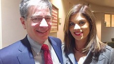 Ông Ethan Berkowitz và phóng viên Maureen “Maria” Athens. Ảnh: Twitter.