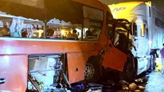 Hiện trường vụ xe khách đấu đầu xe tải trên đường dẫn Nam hầm Hải Vân.