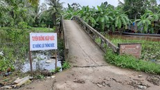 Một số tuyến vùng ngọt hóa huyện Trần Văn Thời (Cà Mau) đặt biển cảnh báo “đường ngập xe không lưu thông được”.