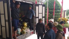 Cán bộ, nhân viên Sở GD&ĐT tỉnh Quảng Bình mang hàng hoá cứu trợ người dân vùng lũ