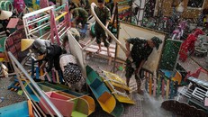 Bộ đội giúp dân khắc phục hậu quả sau lũ