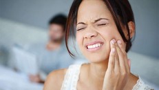 Đau răng là biểu hiện hay bị bỏ qua của nhồi máu cơ tim. Ảnh minh họa: Medicinenet