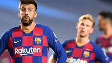 Pique và De Jong là các cầu thủ hiếm hoi của Barca đồng ý giảm lương. Ảnh: Getty.