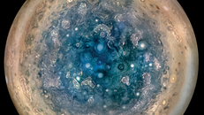 Băng trên Mặt trăng Europa của sao Mộc có thể phát sáng đặc biệt