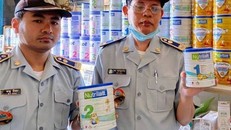 ô sữa Nutrilatt 1 và 2 bị phát hiện có hàm lượng sắt và kẽm thấp hơn quy định ở Campuchia (Ảnh: Phnompenhpost)