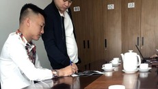  Huấn "hoa hồng" ký biên bản xử phạt hành chính.