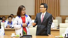 Phó Thủ tướng Vũ Đức Đam chia sẻ cùng các thầy cô.