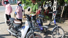 Lực lượng CSGT - TT Công an huyện Càng Long (Trà Vinh) nhắc nhở, xử lý học sinh vi phạm Luật Giao thông.