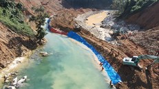 Phương tiện nắn dòng chảy để phục vụ công tác tìm kiếm dưới lòng suối Rào Trăng. (Ảnh: TTXVN phát)