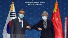 Bộ trưởng Ngoại giao Trung Quốc Vương Nghị (trái) và người đồng cấp Hàn Quốc Kang Kyung-wha (phải) tại cuộc gặp ở Seoul, Hàn Quốc ngày 26/11/2020. (Nguồn: Yonhap/TTXVN)