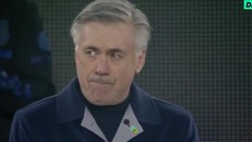 HLV Ancelotti khóc trong phút tưởng nhớ huyền thoại Maradona
