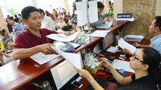 Doanh nghiệp và người dân làm thủ tục thuế tại Cục Thuế TP HCM - Ảnh: Hoàng Triều