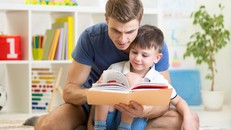 Cha mẹ nên cho trẻ học ngoại ngữ thông qua các hoạt động tự nhiên. Ảnh: Kids To Read.