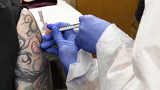 Y tá Kathe Olmstead (bên phải) tiêm cho tình nguyện viên Melissa Harting, ở Harpursville, New York, Mỹ, vào tháng 11. Ảnh: AP/Hans Pennink.