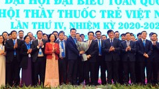 Trưởng ban Dân vận Trung ương Trương Thị Mai, Phó Thủ tướng Vũ Đức Đam, Bộ trưởng Y tế Nguyễn Thanh Long và Bí thư thứ nhất T.Ư Đoàn, Chủ tịch T.Ư Hội LHTN Việt Nam Nguyễn Anh Tuấn tặng hoa chúc mừng Ban chấp hành và tân Chủ tịch T.Ư Hội Thầy thuốc trẻ Việt Nam khóa IV. Ảnh: Xuân Tùng