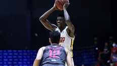 Joshua Keyes thể hiện phong độ ấn tượng xuyên suốt loạt trận chung kết VBA để nhận danh hiệu VBA Finals MVP 2020. Ảnh: Y Kiện.