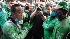 Grab khẳng định hiện nay chưa có quy định nào về điều kiện kinh doanh và cấp giấy phép kinh doanh vận chuyển hành khách xe hai bánh. Ảnh: V.LONG