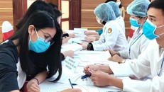 Các tình nguyện viên đăng ký tham gia tiêm thử nghiệm vaccine Nanocovax.