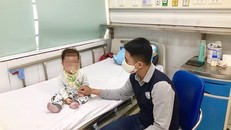 Một bệnh nhi mắc cúm đang điều trị tại Bệnh viện Nhi Trung ương. (Ảnh: BVCC)