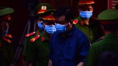 Cựu Bộ trưởng GTVT - bị cáo Đinh La Thăng tại phiên tòa sáng nay 16/12. Ảnh: Tân Châu.