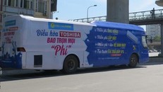  Một xe khách phủ kín đề can quảng cáo lưu thông trên đường phố Hà Nội. Ảnh: Hà Nội Mới.