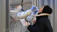 Nhân viên y tế lấy mẫu xét nghiệm COVID-19 tại Seoul, Hàn Quốc, ngày 16/12/2020. (Nguồn: AFP/TTXVN)