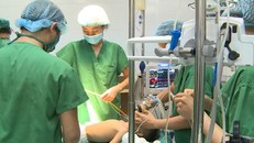 Các bác sĩ đang cấp cứu bệnh nhi xuất huyết não.